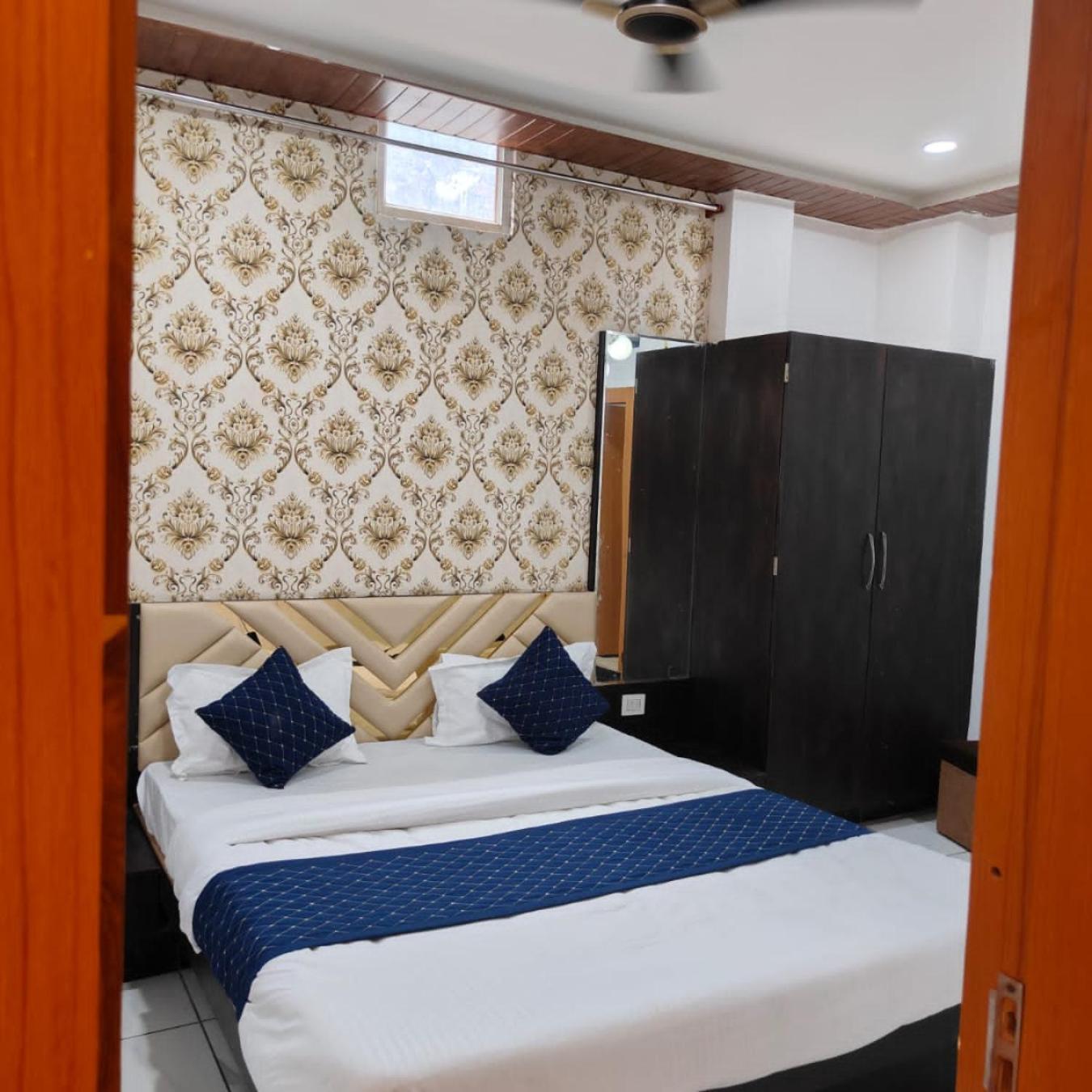 Rk Hotel & Restaurant Dewas ภายนอก รูปภาพ