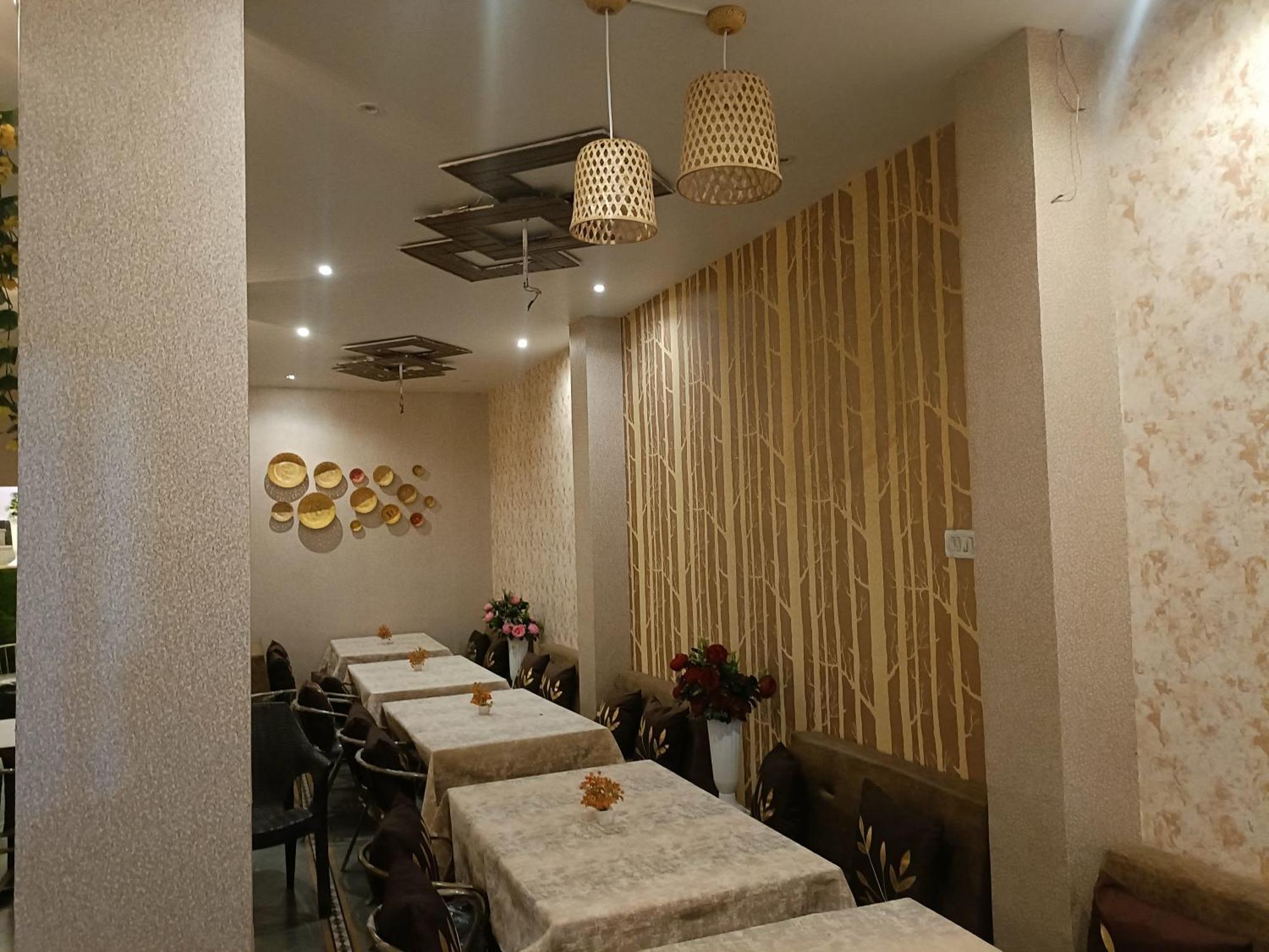 Rk Hotel & Restaurant Dewas ภายนอก รูปภาพ